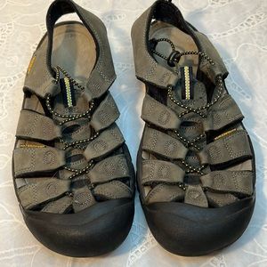 Keen close toed sandals. Green/black Size:10.5